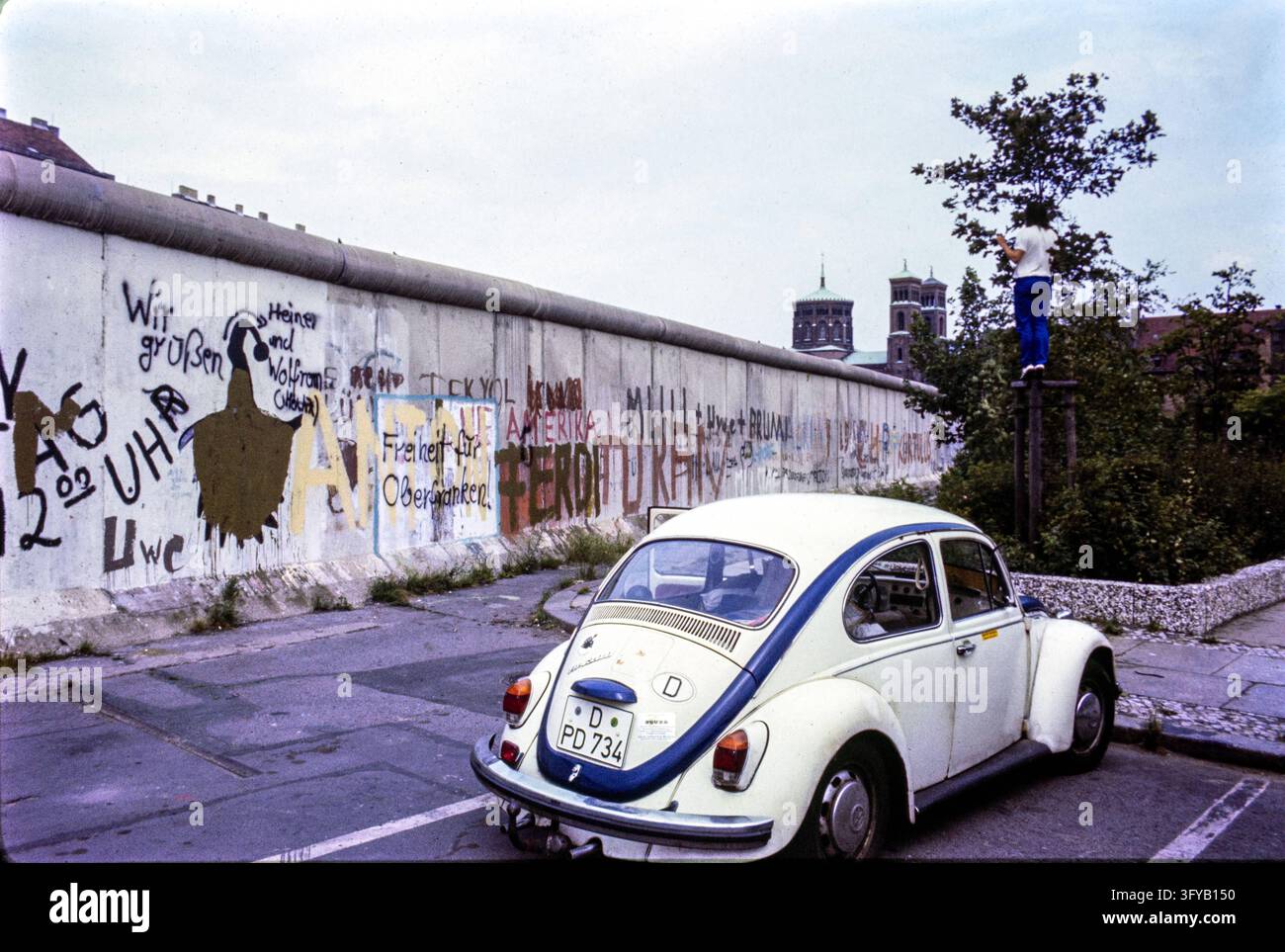 VW, Volkswagen Beetle next to Berlin Wall, West Berlin, West Germany ...
