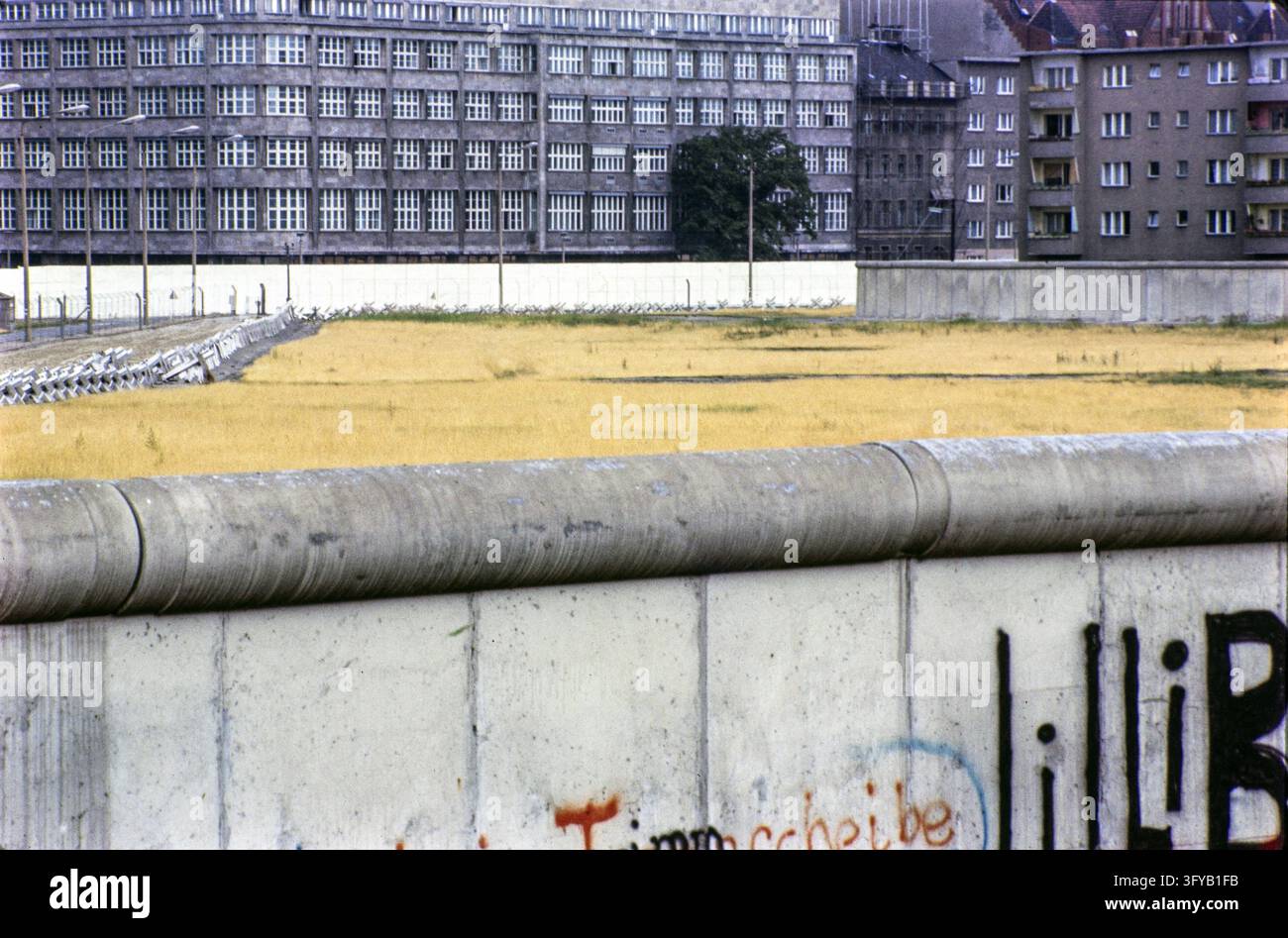 File Processing Background view fromBeginning of Waldemarstrasse 1-17 over Berlin Wall onto East ...