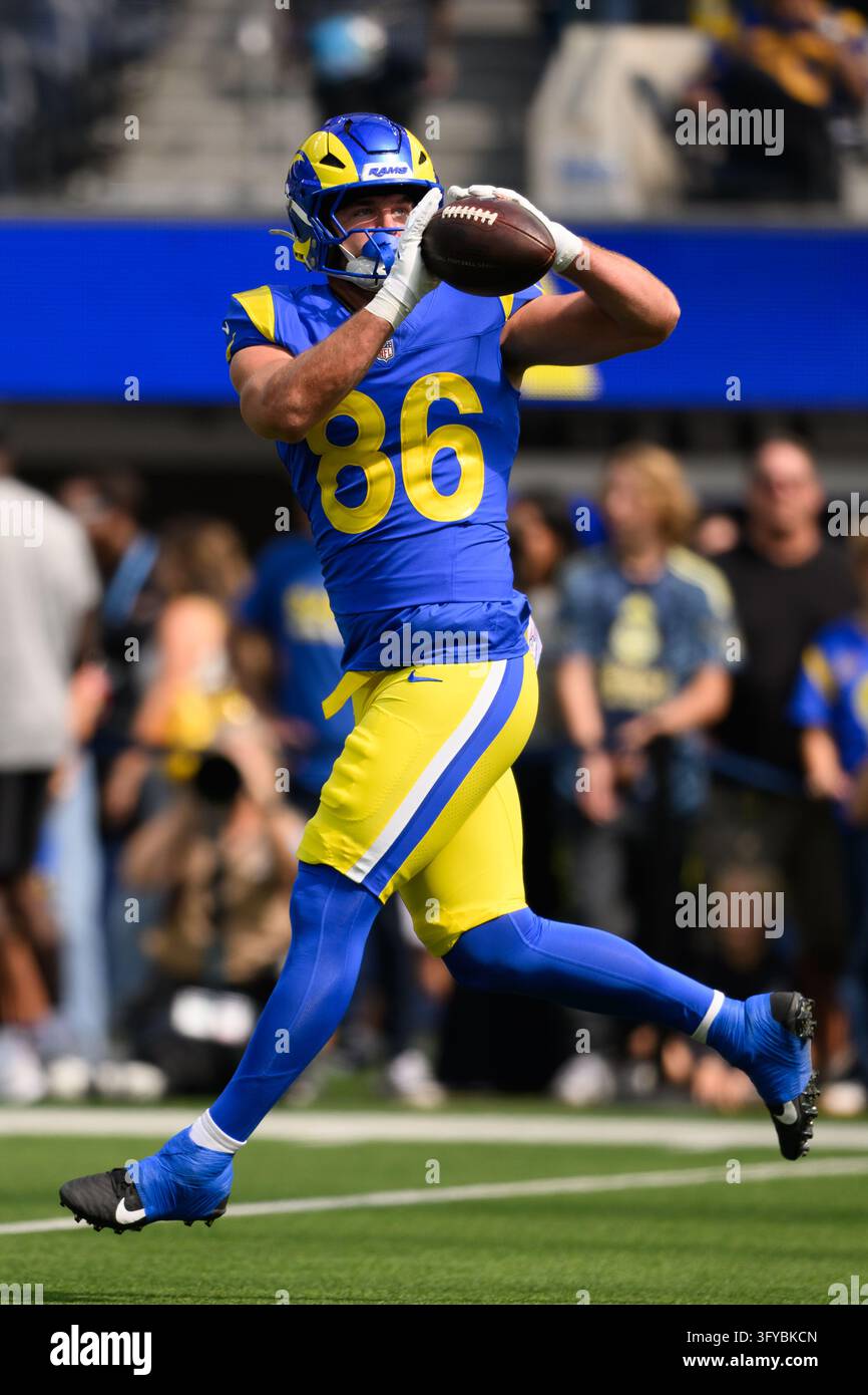 Los Angeles Rams tight end Max Klare (86) catches the ball before an ...