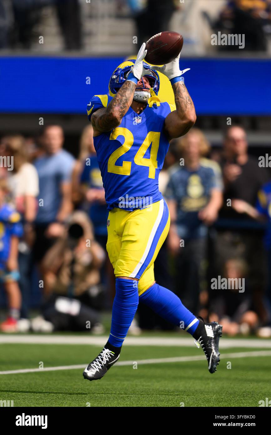 Los Angeles Rams running back Blake Corum (24) catches the ball before ...