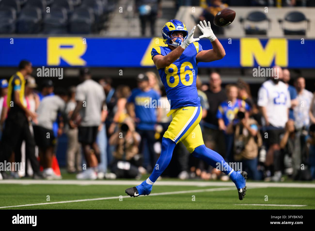 Los Angeles Rams tight end Max Klare (86) catches the ball before an ...