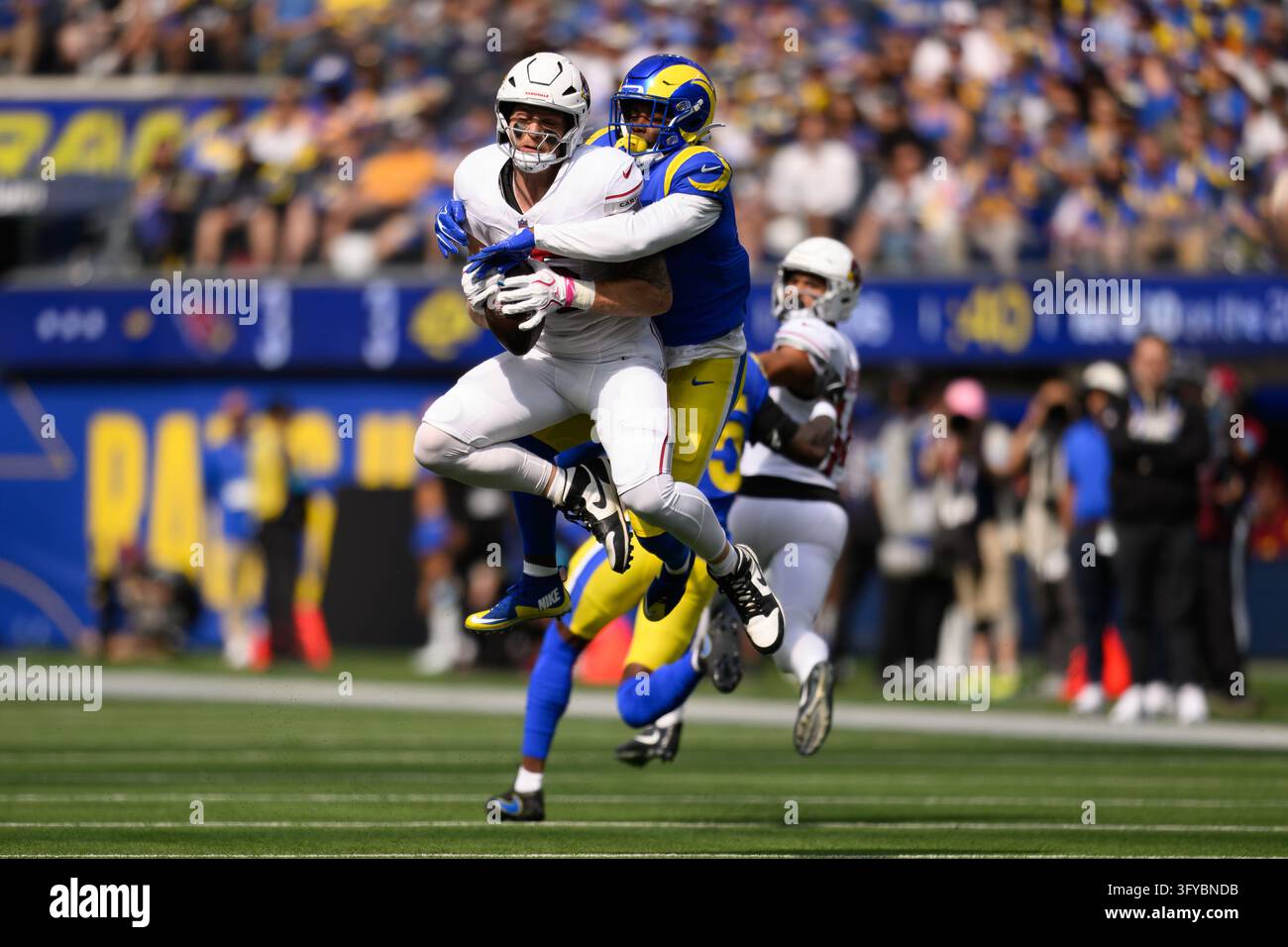 Arizona Cardinals tight end Trey McBride (85) catches the ball as Los ...