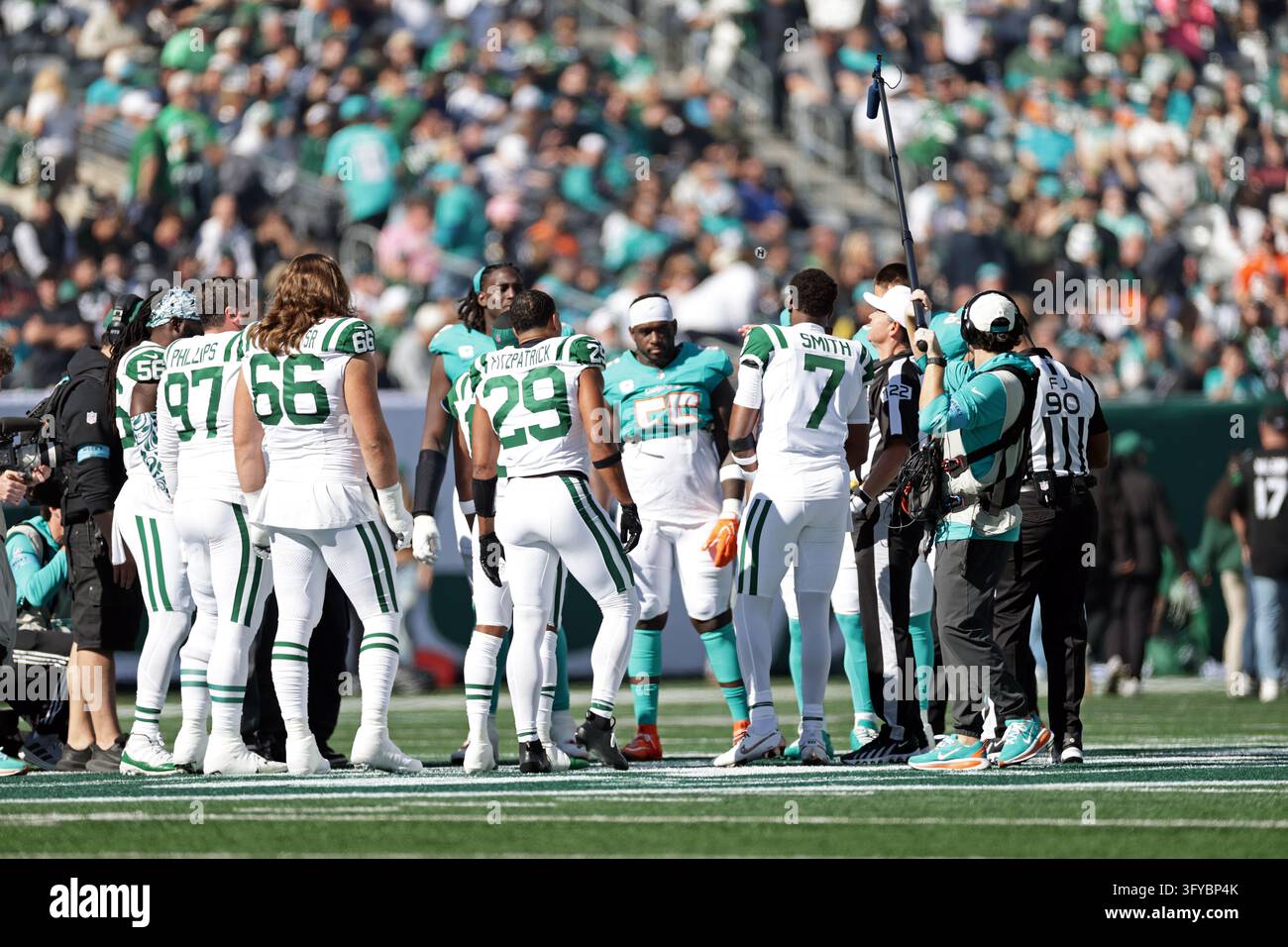 25 Coin The coin toss between the Miami Dolphins and the New York Jets before ...
