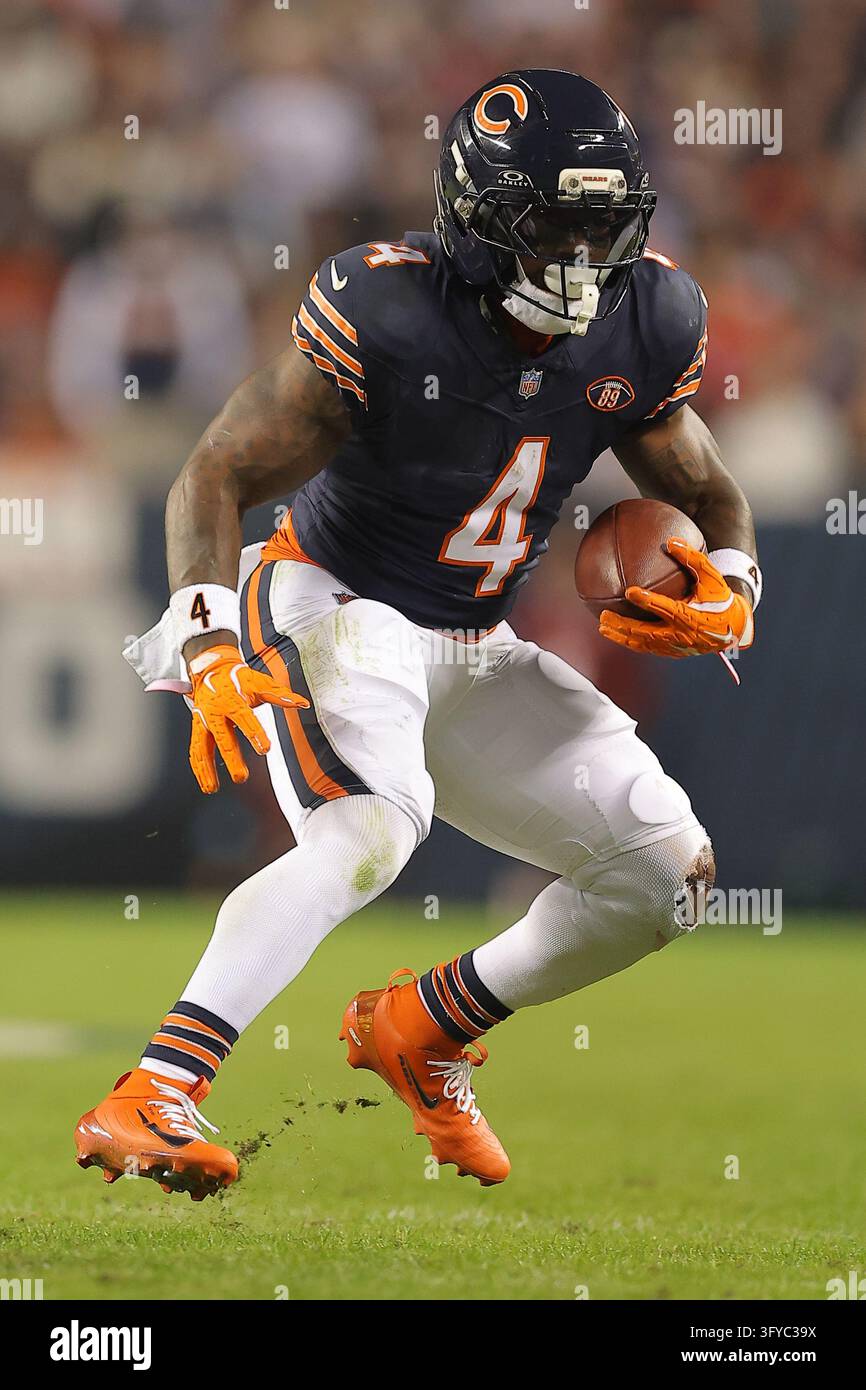 Chicago Bears running back D'Andre Swift (4) runs with the ball during ...
