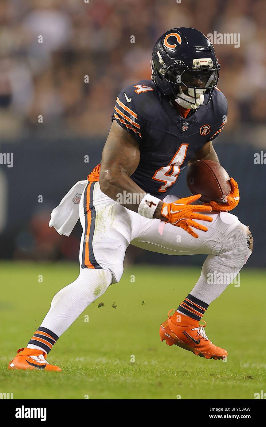 Chicago Bears running back D'Andre Swift (4) runs with the ball during ...