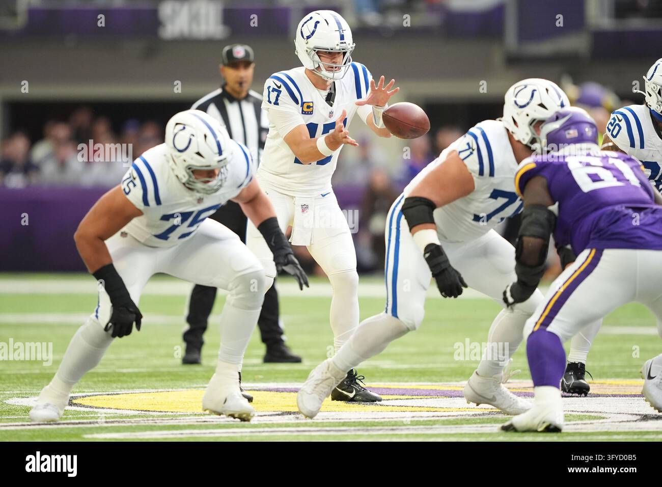 Indianapolis Colts quarterback Daniel Jones (17) catches the snap ...
