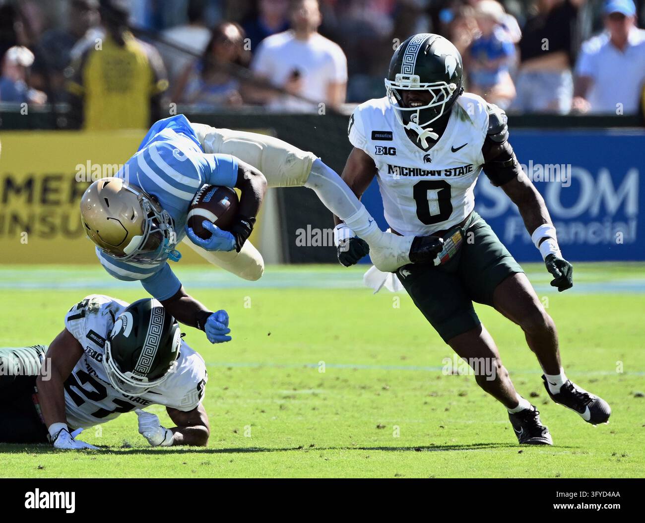 PASADENA, CA - OCTOBER 24: UCLA Bruins running back Anthony Woods (6 ...