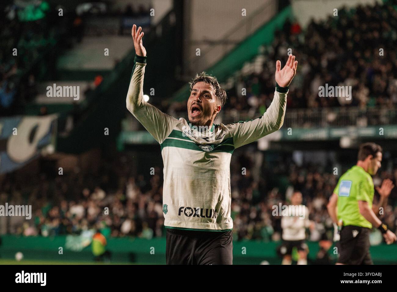 CURITIBA, PR - 26.10.2026: CORITIBA X GRêMIO - Josué gets the crowd ...