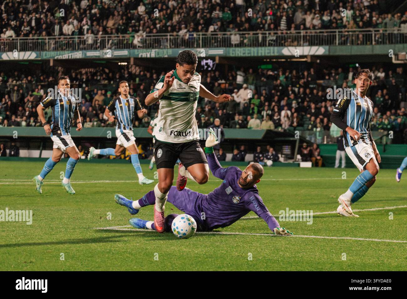 CURITIBA, PR - 26.10.2026: CORITIBA X GRêMIO - Paulo Roberto has a ...