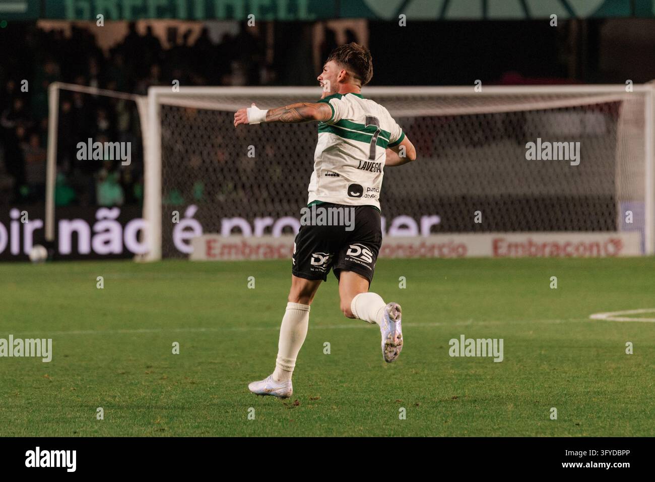 CURITIBA, PR - 26.10.2026: CORITIBA X GReMIO - Lavega rouses the crowd ...