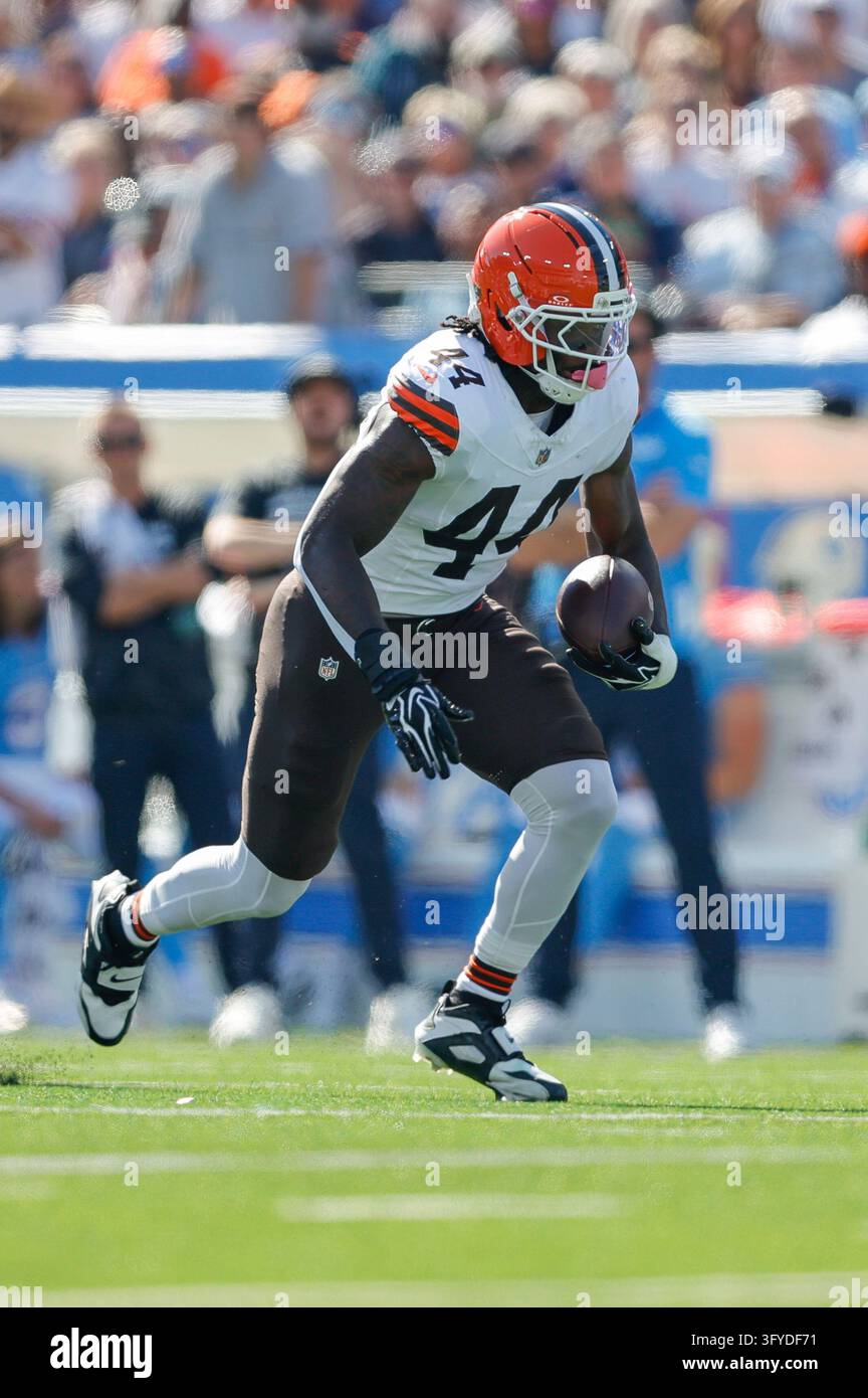 Cleveland Browns tight end Harold Fannin Jr. (44) runs with the ball ...