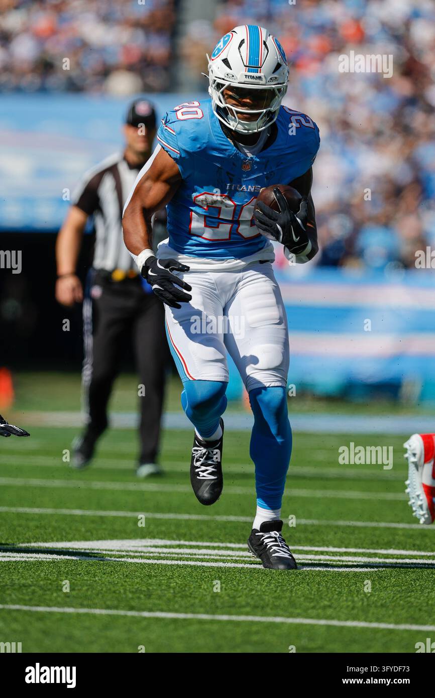 Tennessee Titans running back Tony Pollard (20) runs with the ball ...