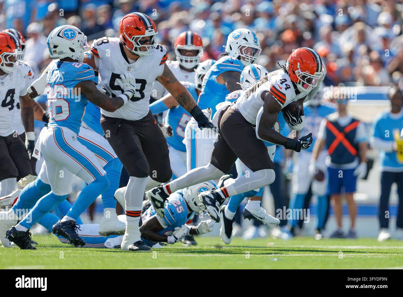 Cleveland Browns tight end Harold Fannin Jr. (44) runs with the ball ...