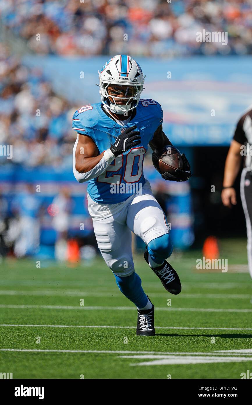 Tennessee Titans running back Tony Pollard (20) runs with the ball ...
