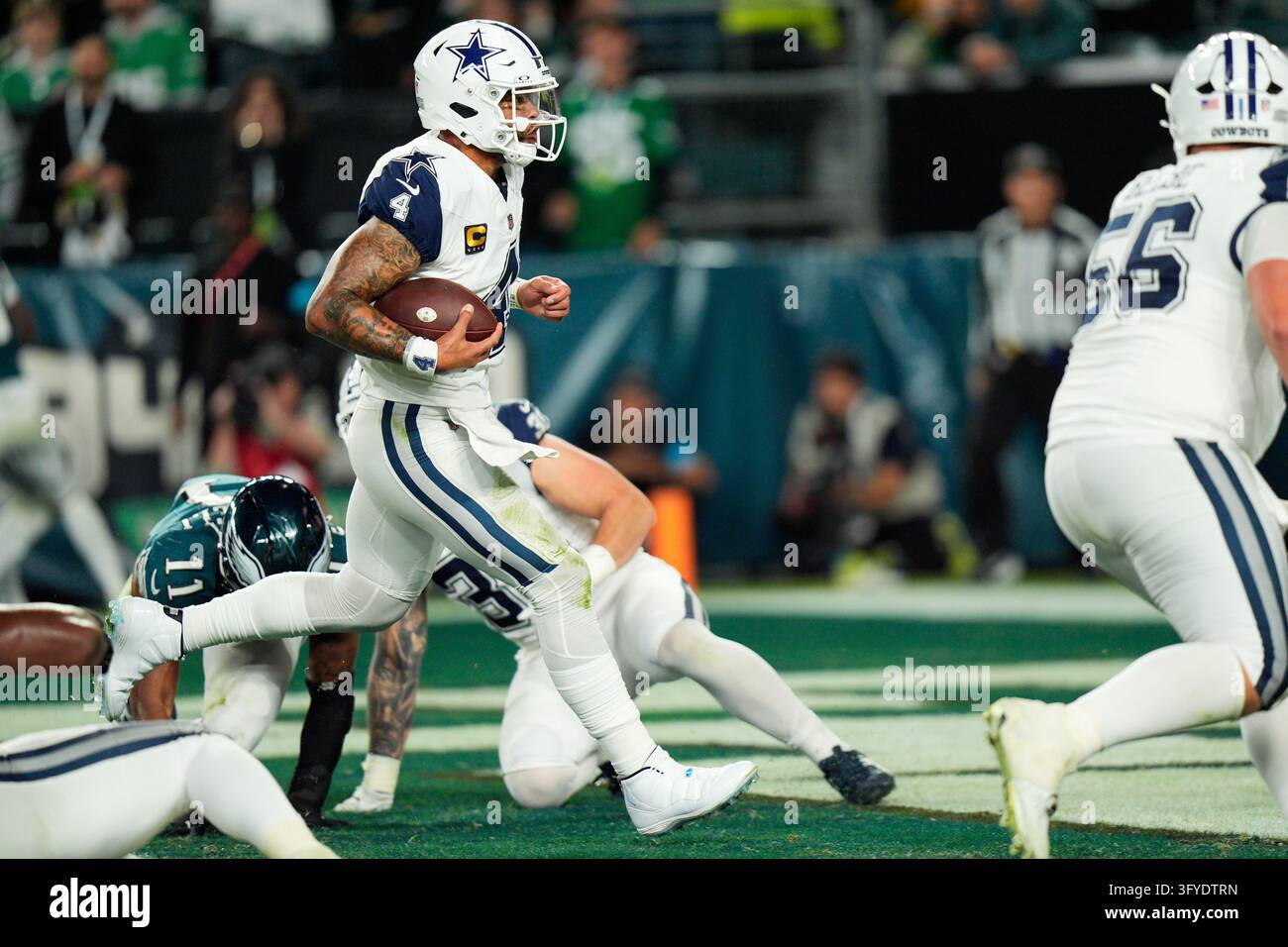 Convert Point Dallas Cowboys quarterback Dak Prescott (4) runs in a 2-point ...