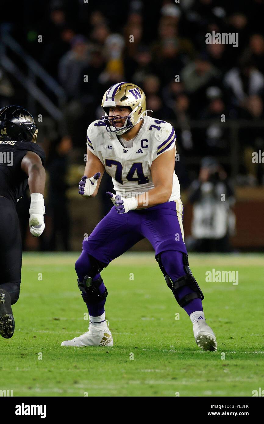 WEST LAFAYETTE, IN - OCTOBER 16: Drew Azzopardi (74) of the Washington ...