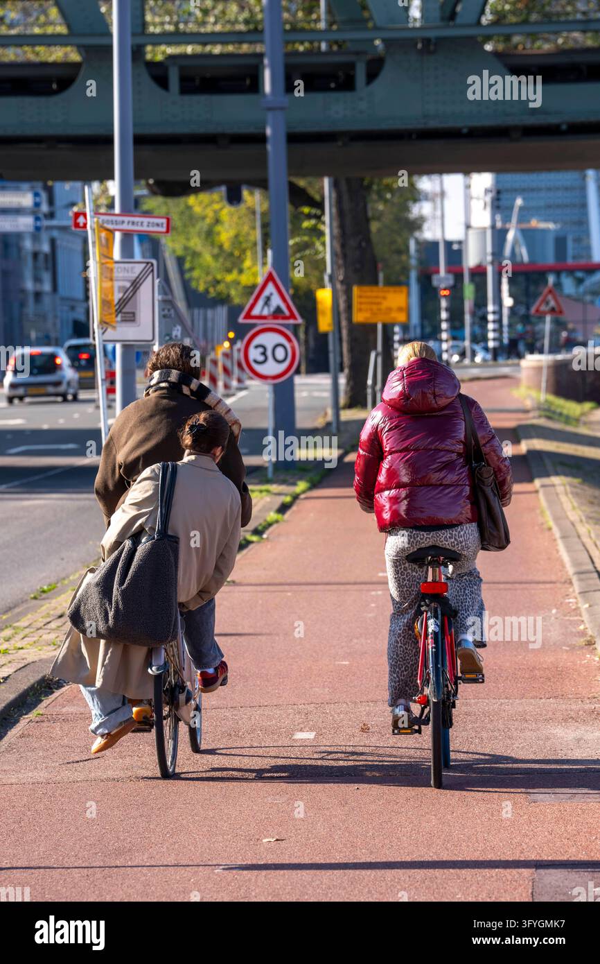 Radweg, Radfahrerinnen, typische holländische Fahrweise für Mitfahrer ...