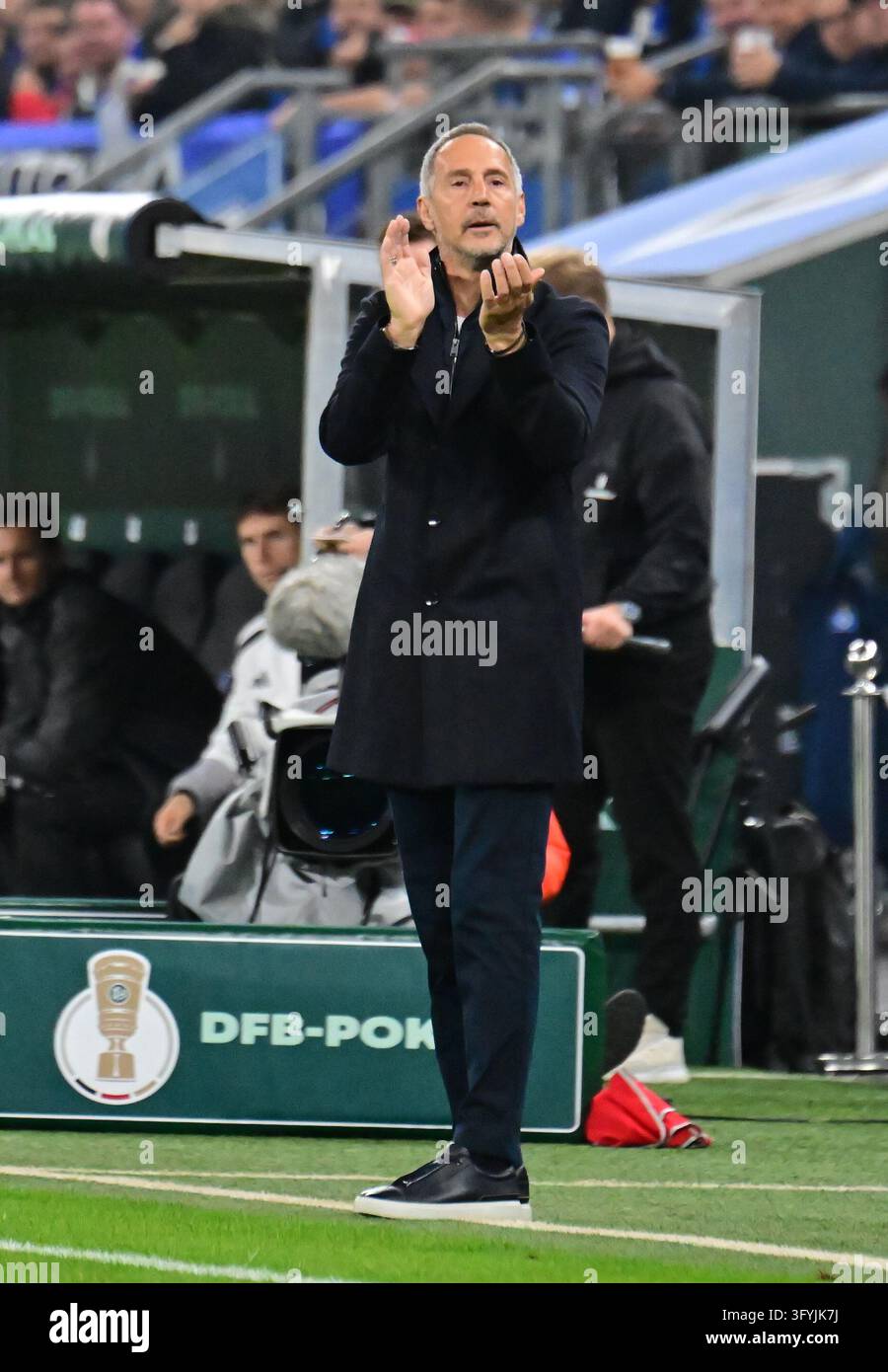 Trainer [coach] Adi Hütter (Frankfurt) DFB/DFL regulations prohibit any ...