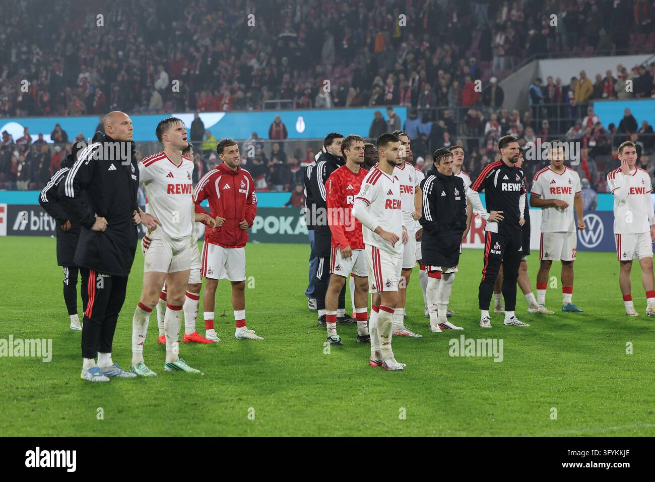 The team bids farewell to the fans [supporters] of the South Stand. DFB ...
