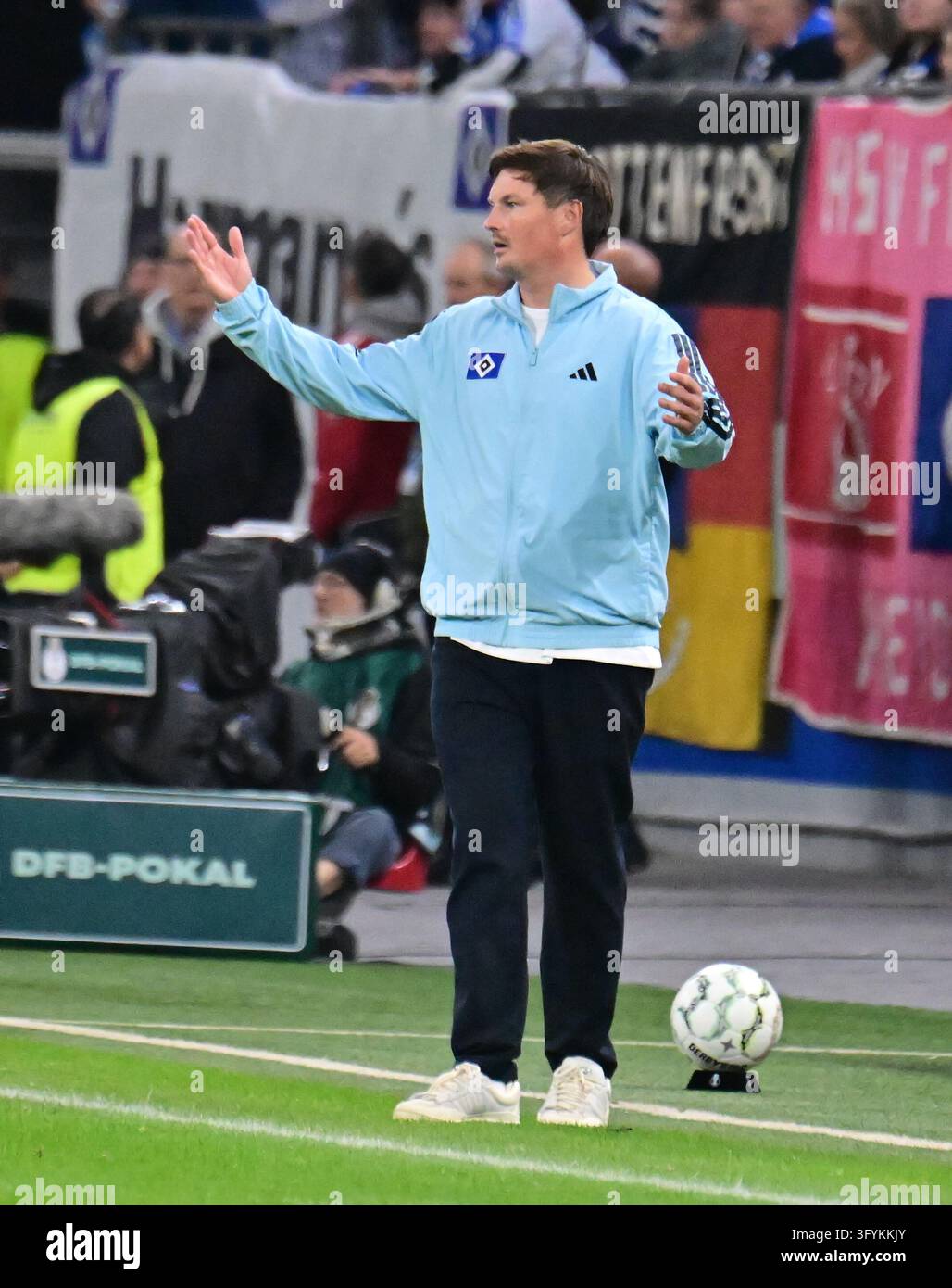 Trainer [coach] Merlin Polzin (HSV Hamburg) DFB/DFL regulations ...