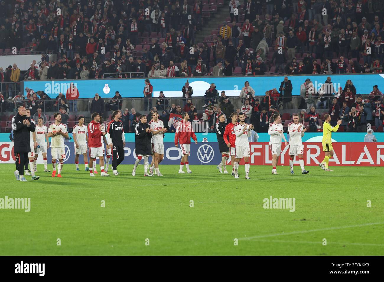 The team bids farewell to the fans [supporters] of the South Stand. DFB ...