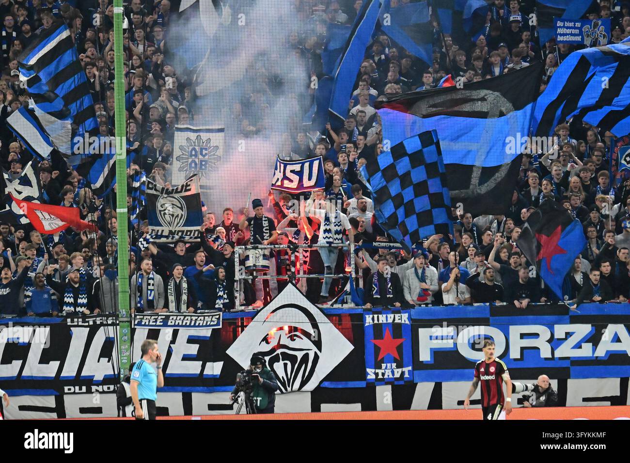 Feature the fans [supporters] of HSV Hamburg set off pyrotechnics DFB ...