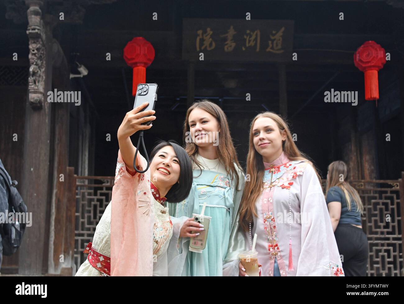 Hanfu Tarditional Foreign tourists experience traditional Chinese Hanfu culture at ...