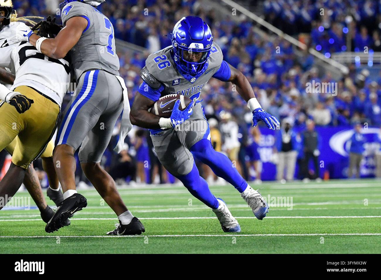 Jason Patterson Kentucky running back Jason Patterson (26) runs through an opening in ...