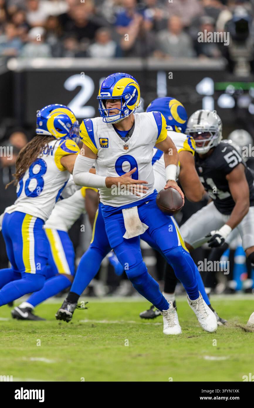 Angeles Hand Sign Los Angeles Rams quarterback Matthew Stafford (9) turns to hand off ...