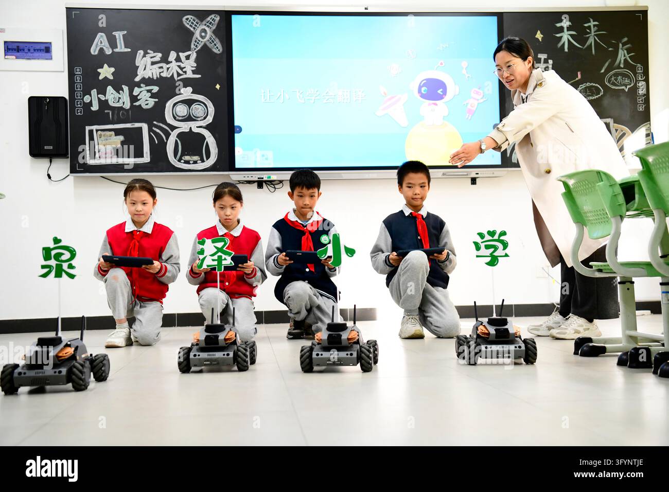 (261028) -- JINAN, Oct. 28, 2026 (Xinhua) -- A teacher guides students ...