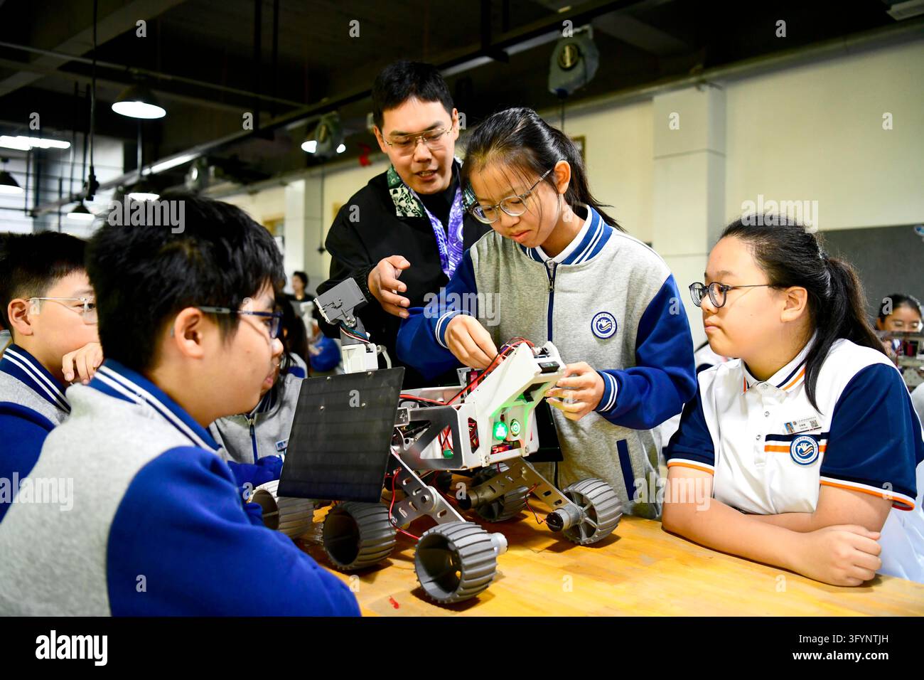 (261028) -- JINAN, Oct. 28, 2026 (Xinhua) -- A teacher guides students ...