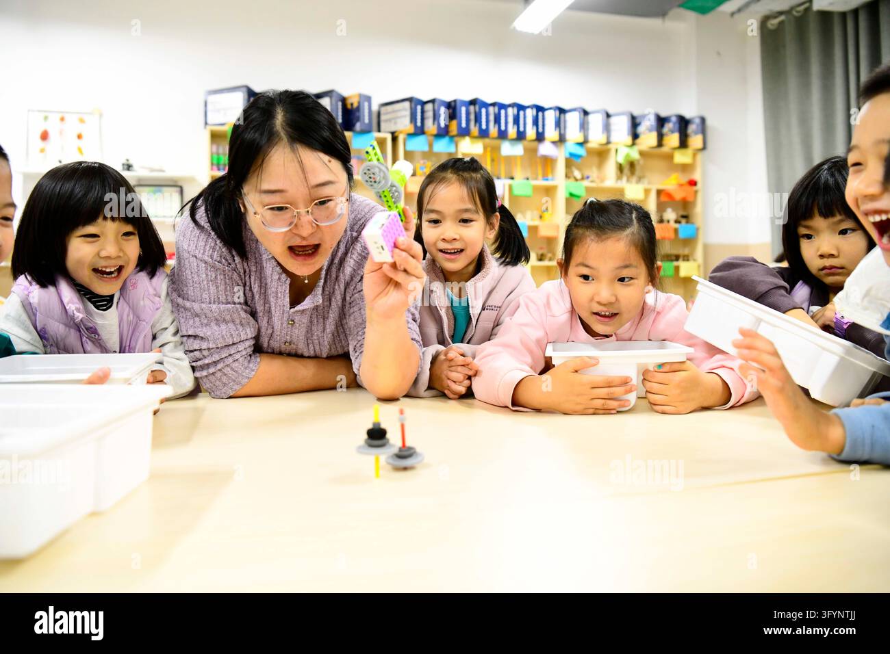 (261028) -- JINAN, Oct. 28, 2026 (Xinhua) -- A teacher guides students ...