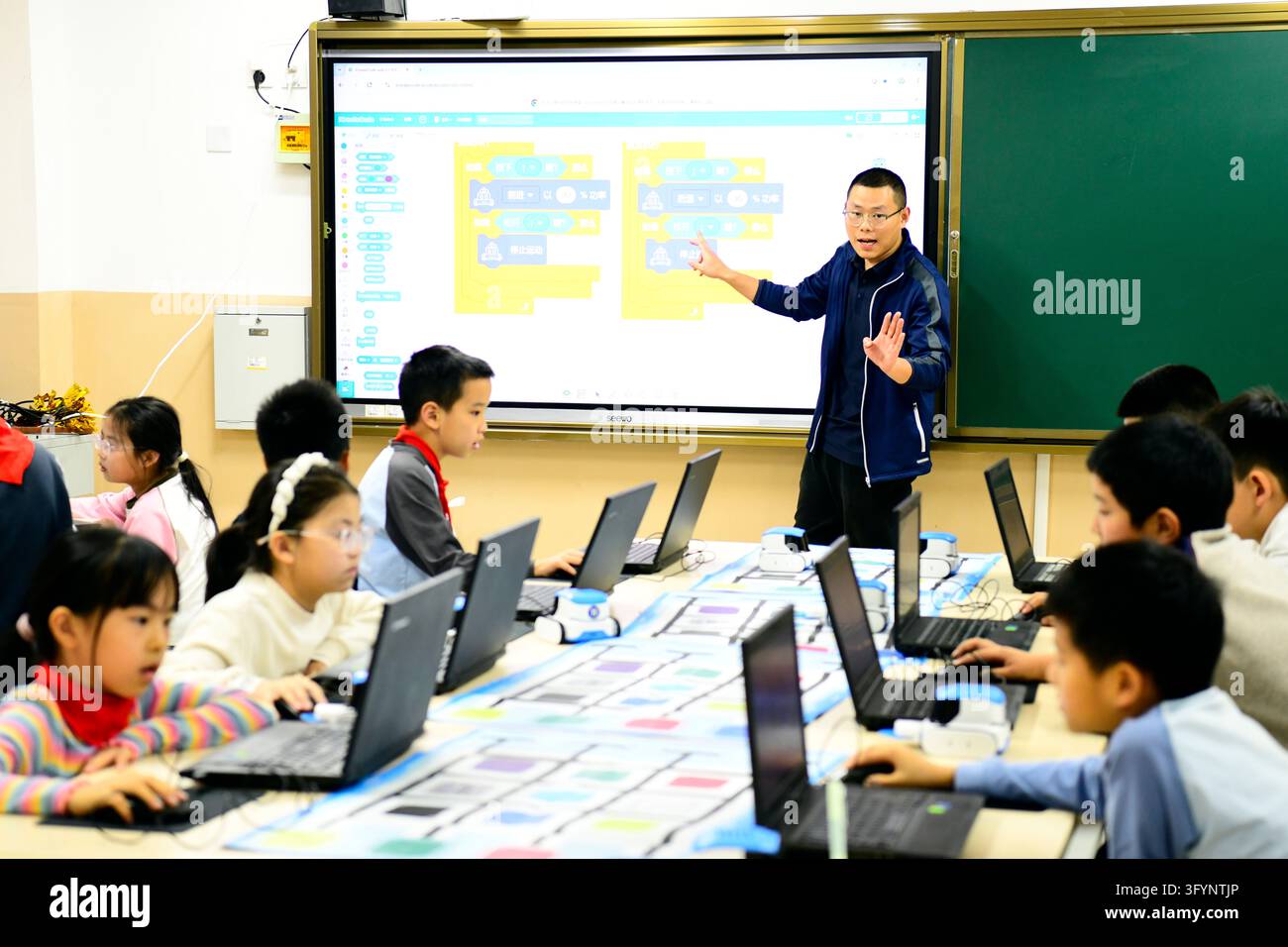 (261028) -- JINAN, Oct. 28, 2026 (Xinhua) -- A teacher gives a lesson ...