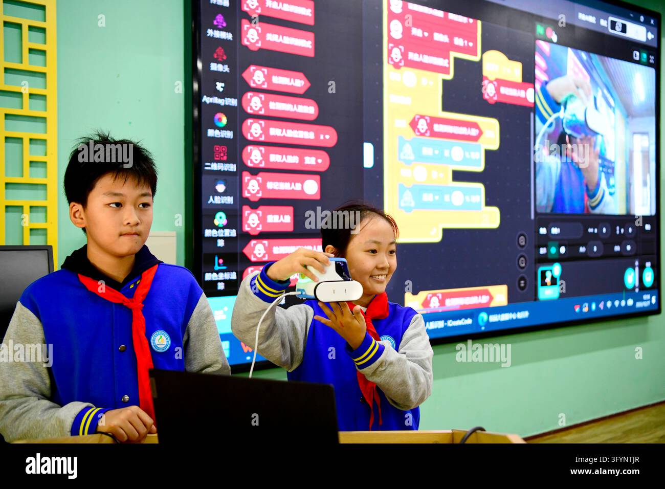 (261028) -- JINAN, Oct. 28, 2026 (Xinhua) -- Students demonstrate an AI ...