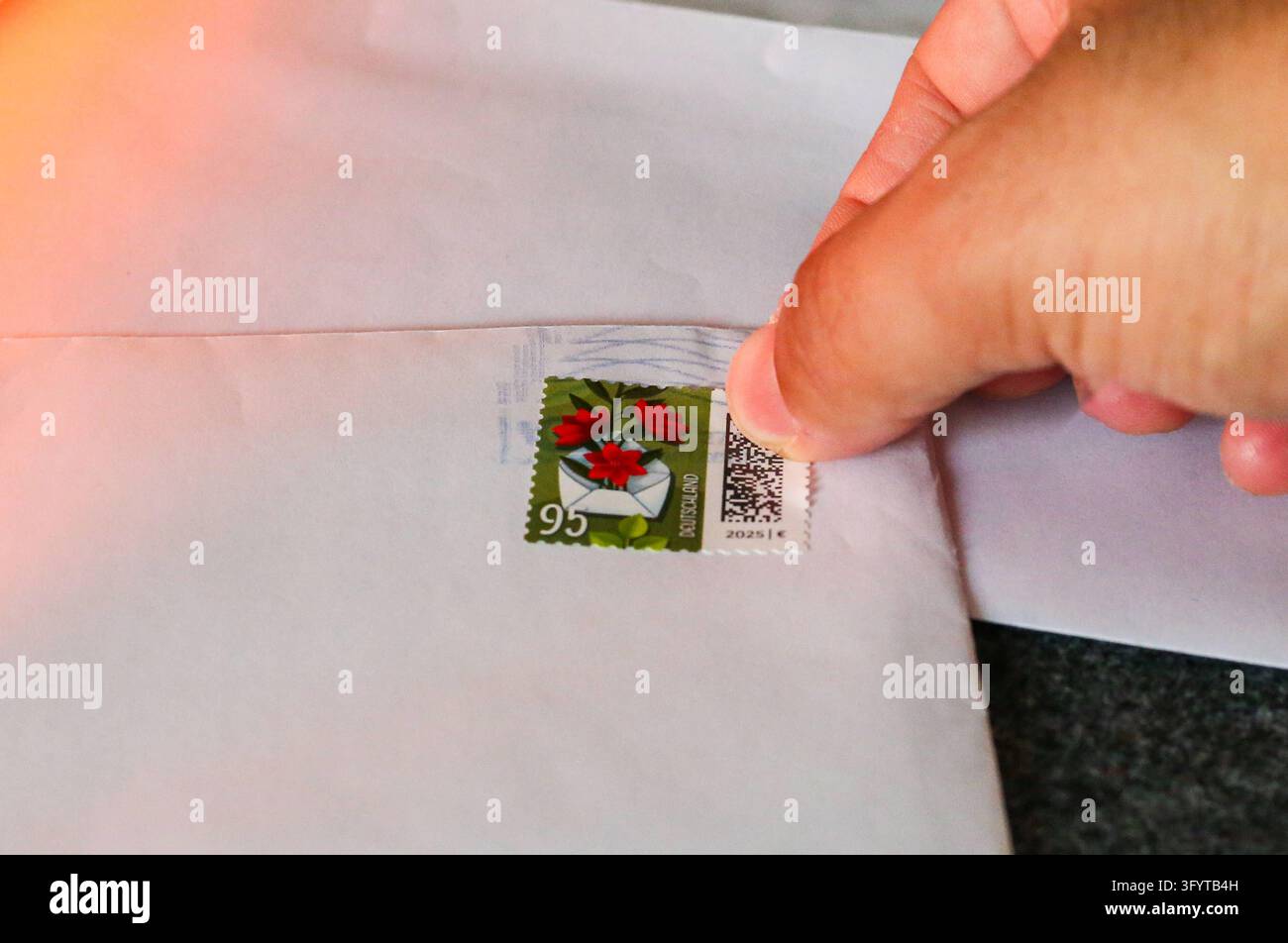 Deutschland, Europa: Ein Daumen drückt auf den rechten Rand der ...