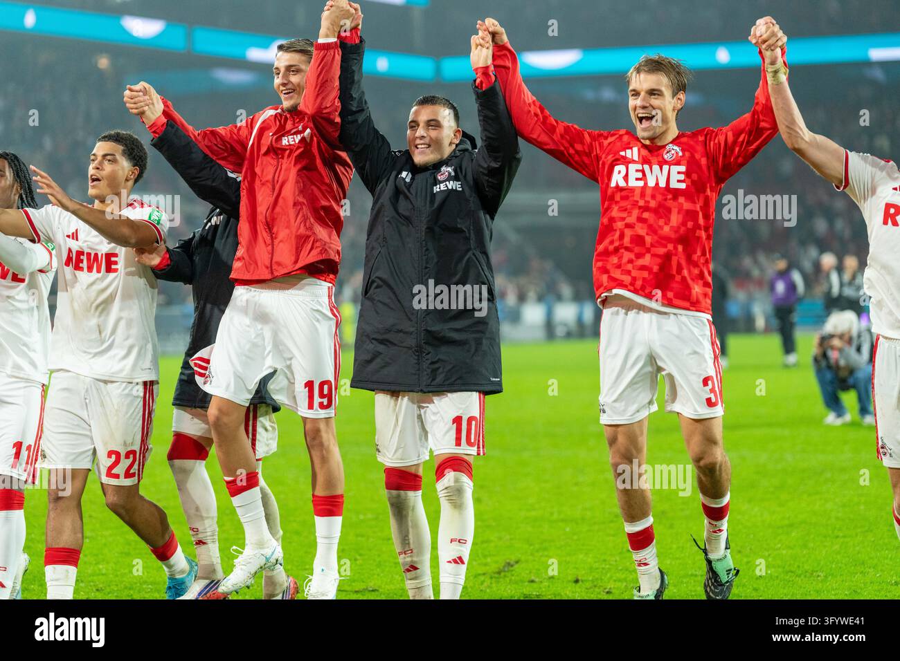 Newc For Rou Cologne players celebrate with a wave, Jahmai Simpson-Pusey (1.FC ...