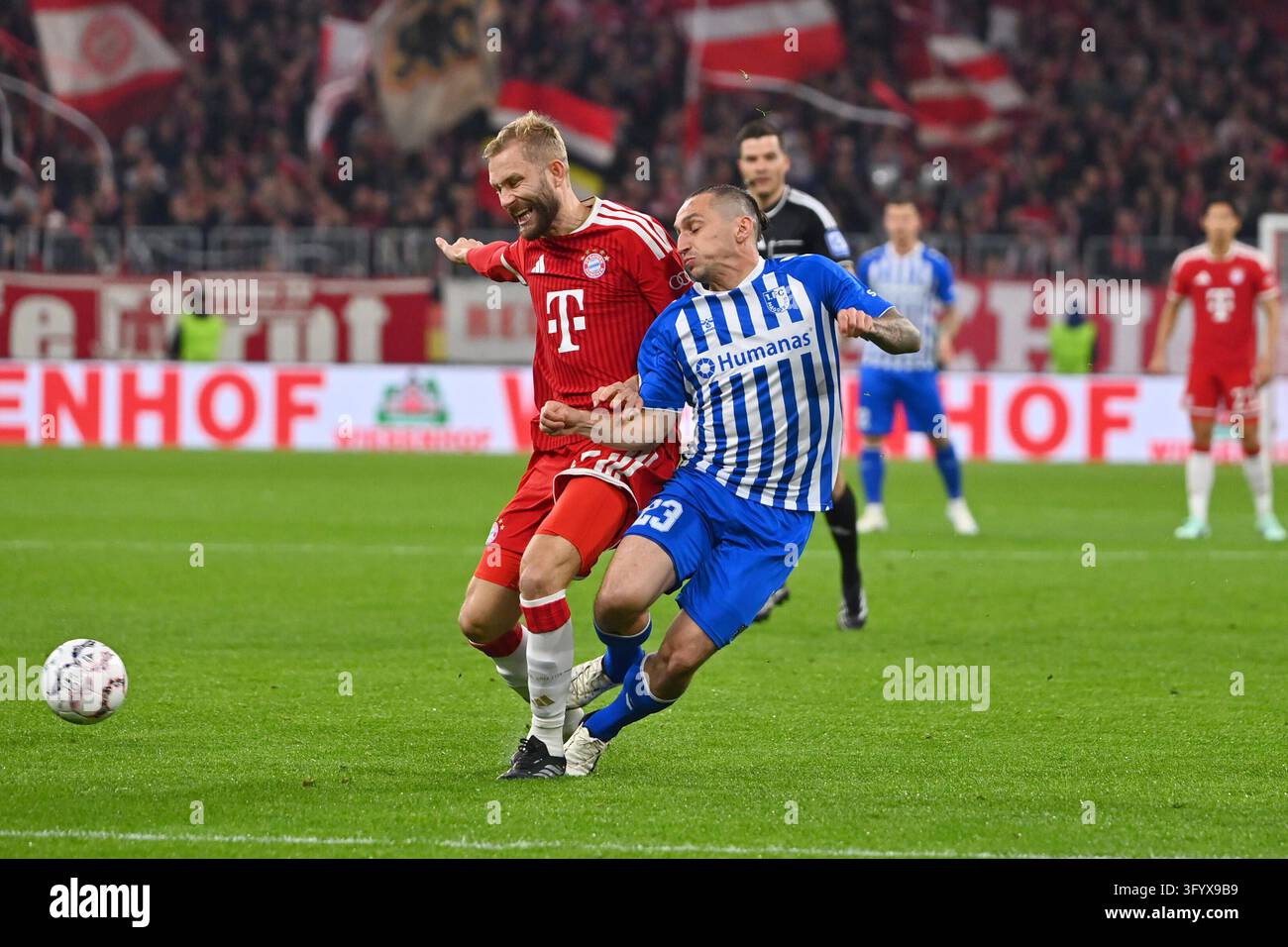 Simon Round Konrad Laimer (FC Bayern Munich), action, duel against Baris Atik ...
