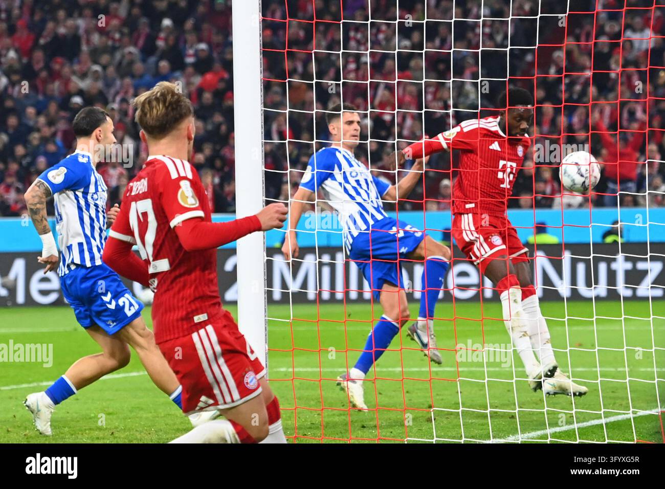 Goal [goal] Alphonso DAVIES (FC Bayern Munich) to 4-1, Football DFB Cup ...
