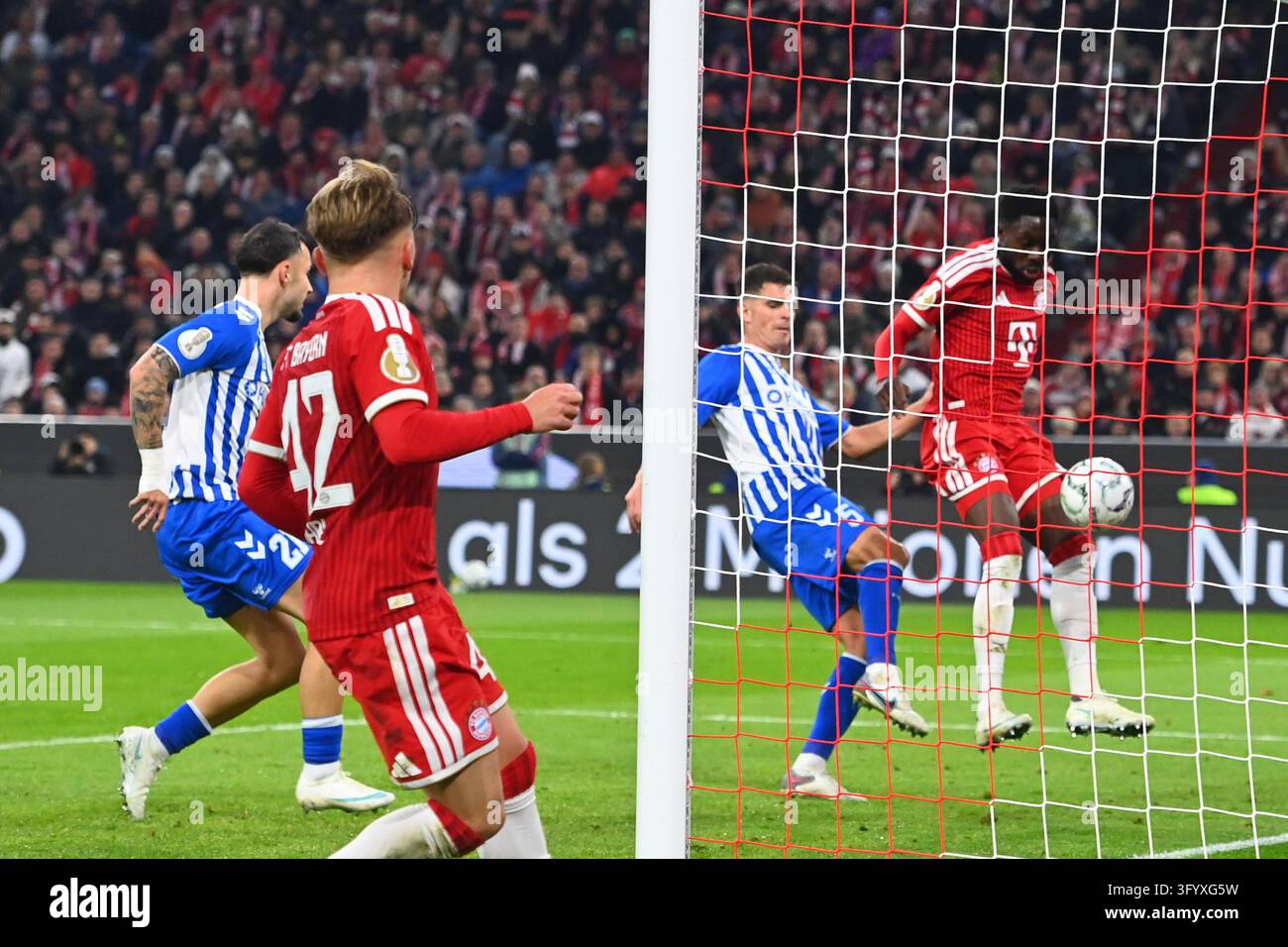 Goal [goal] Alphonso DAVIES (FC Bayern Munich) to 4-1, Football DFB Cup ...