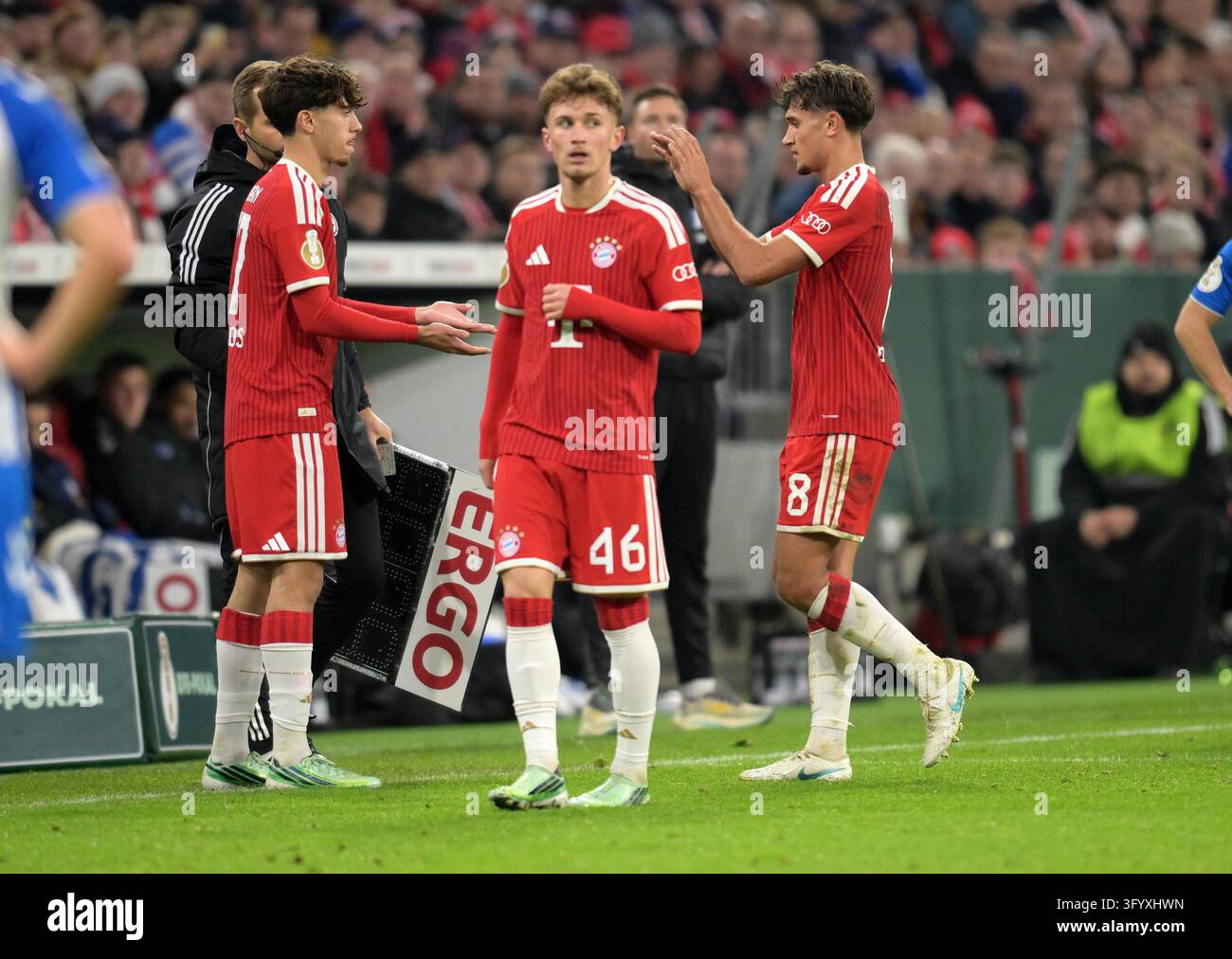 v.l. David Santos Daiber, Tim Binder, Tom Bischof (Bayern) Muenchen, 28 ...