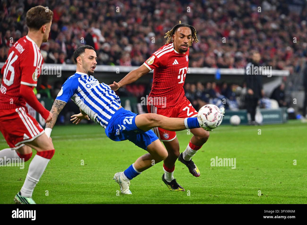 Simon Round Sacha Boey (FCB), action, duel against Falco Michel (Magdeburg ...