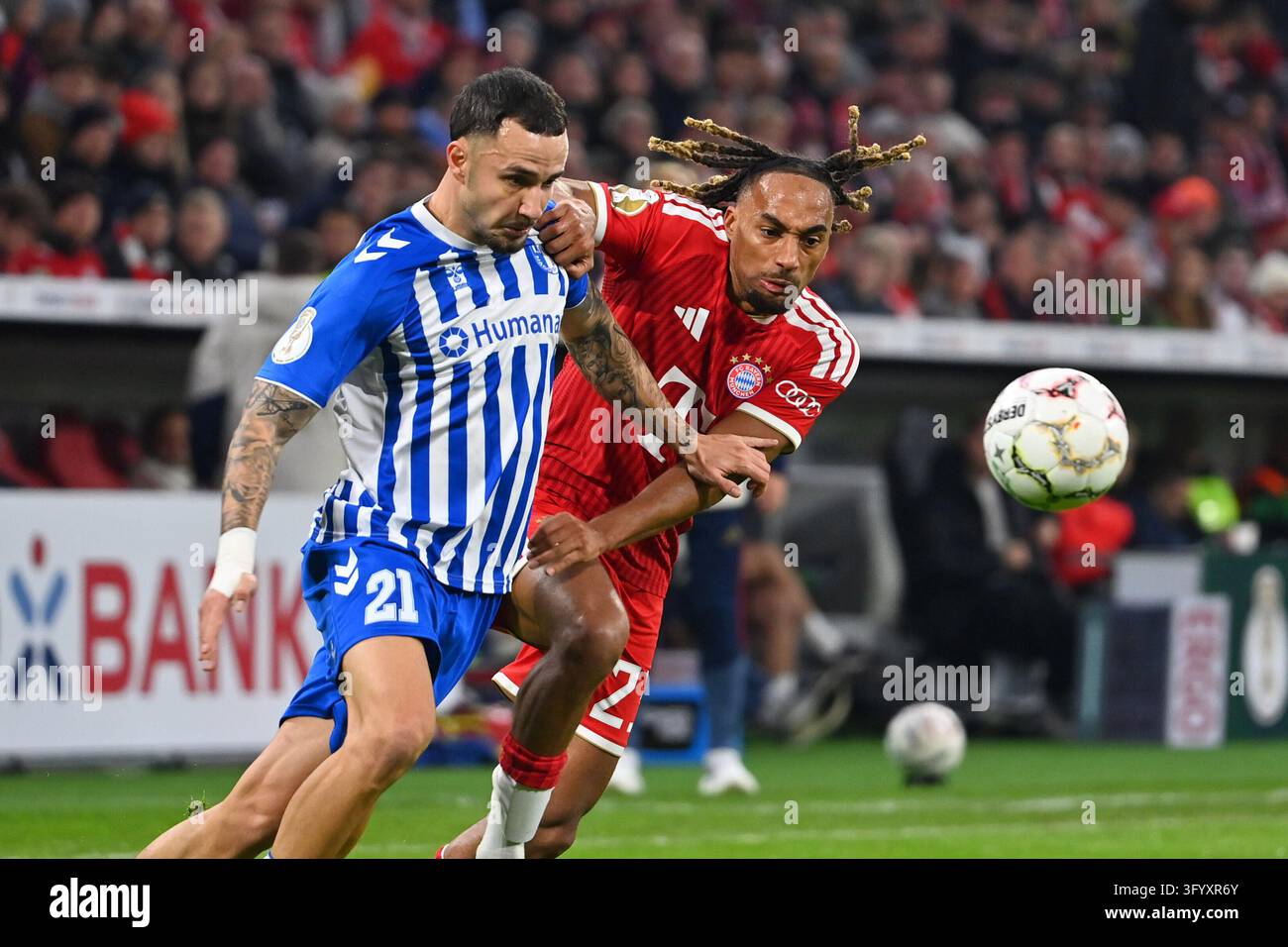 Simon Round Sacha Boey (FCB), action, duel against Falco Michel (Magdeburg ...
