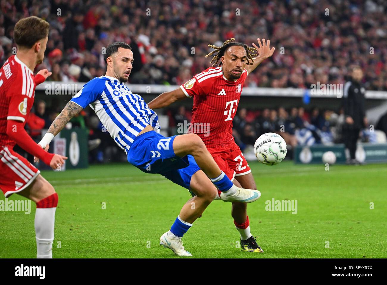 Simon Round Sacha Boey (FCB), action, duel against Falco Michel (Magdeburg ...