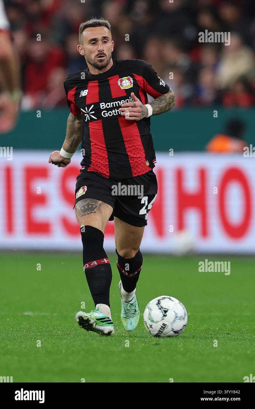 Aleix García (Bayer 04 Leverkusen #24), solo action, full body shot ...
