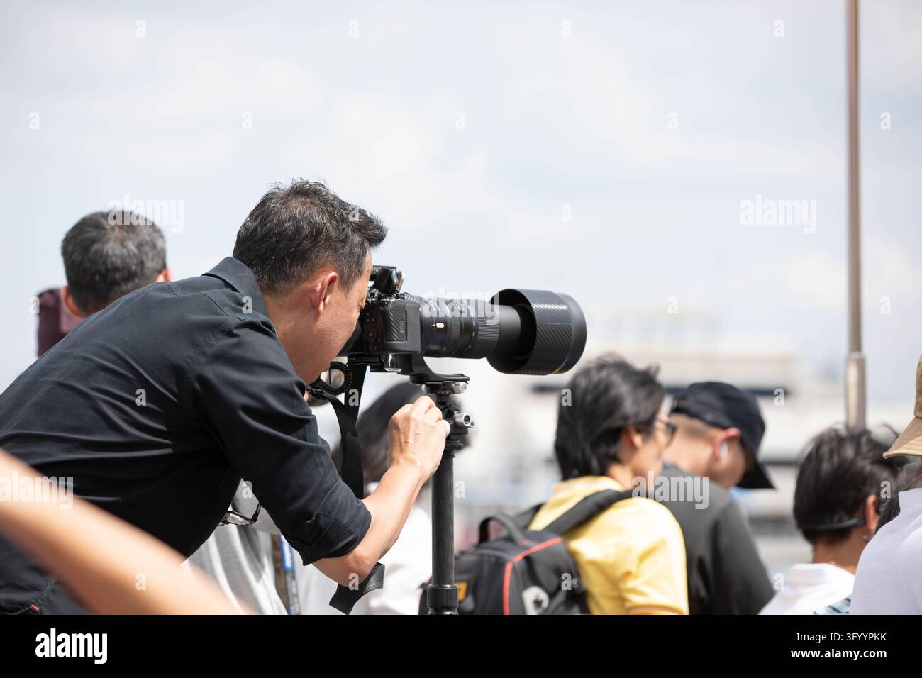 Man taking picture using digital camera, side profile Stock Photo - Alamy