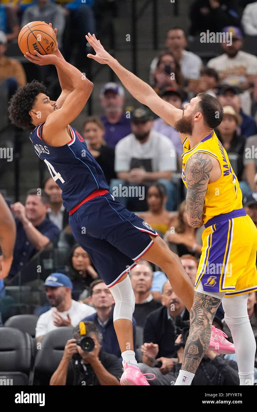 Los Angeles Clippers guard Kobe Sanders, left, shoots as Los Angeles ...