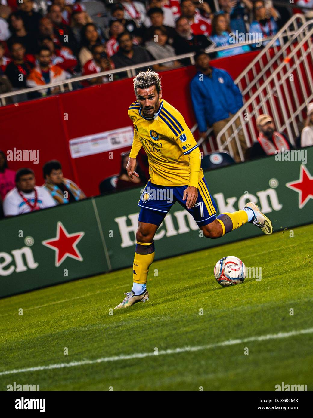 Orlando City SC forward Antoine Griezmann (7) dribbles forward with ...