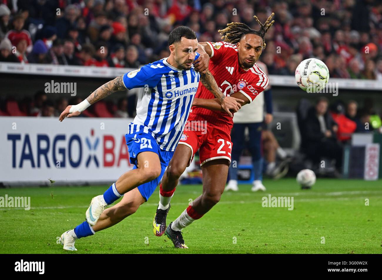 Simon Round Sacha Boey (FCB), action, duel against Falco Michel (Magdeburg ...