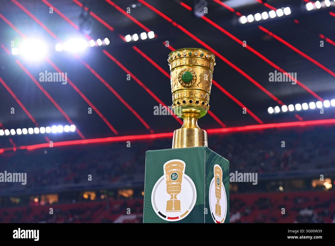 Simon Round Cup, cup, trophy, recording in the arena. Football DFB Cup, 2nd round ...