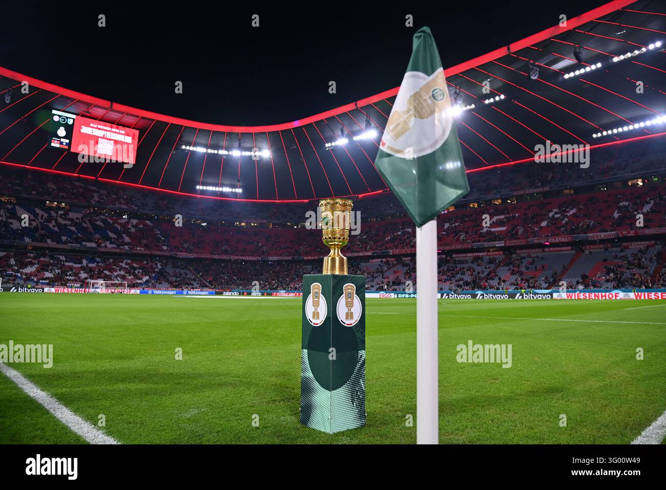 Simon Round Cup, cup, trophy, recording in the arena. Football DFB Cup, 2nd round ...